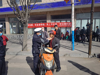 府谷县交警集市开展摩托车交通安全教育及整治行动.jpg