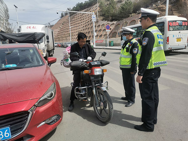 府谷县交警开展“五类车”专项整治行动.jpg