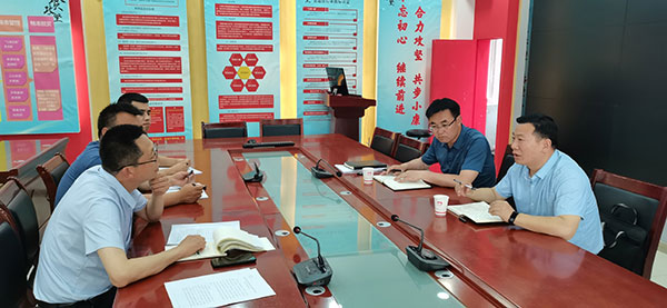 听取汇报.jpg