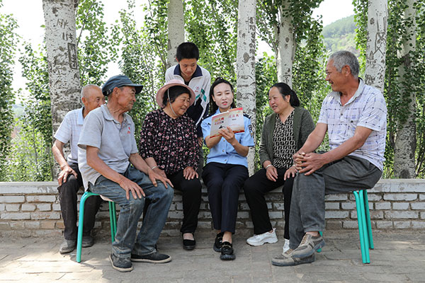 图为县司法局宣传干警张娜为群众讲解《民法典》相关知识.jpg