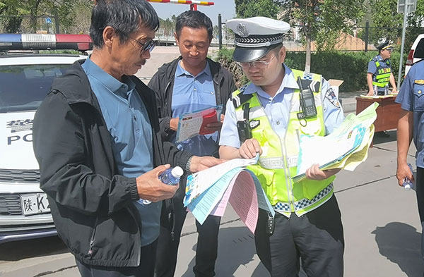 府谷交警联合路政开展交通安全宣传活动.jpg