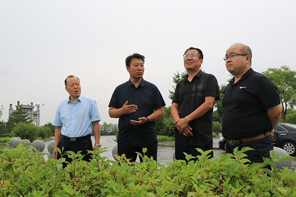 调研组一行在王圪堵稻渔种养家庭农场参观.JPG