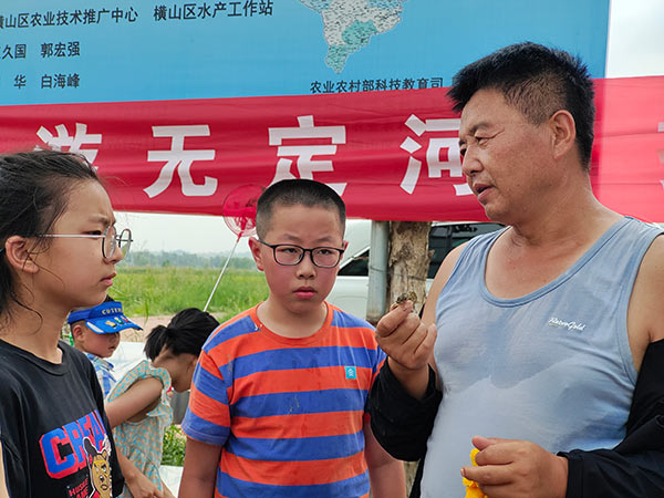 横山区水产站举办“畅游无定河·捕捞稻田蟹-”暑期亲子活动-(3).jpg