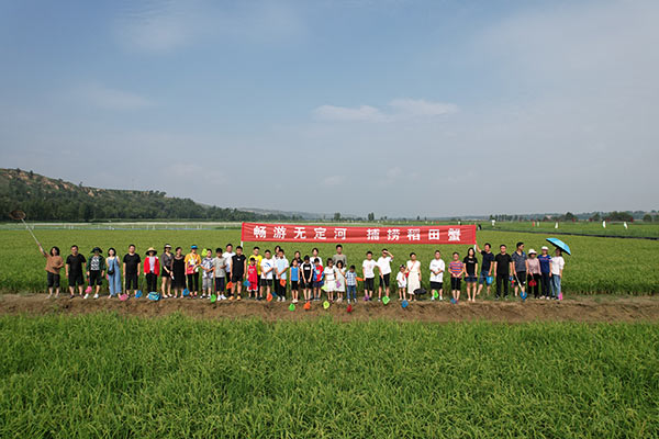 横山区水产站举办“畅游无定河·捕捞稻田蟹-”暑期亲子活动-(1).jpg