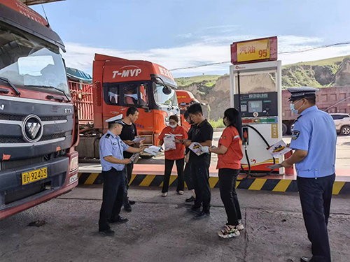 府谷县大昌汗交警走进加油站宣传交通安全.jpg