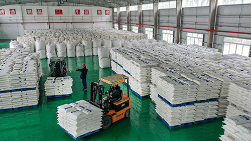 6--陕西未来能源化工有限公司的员工在搬运高端费托蜡产品.jpg