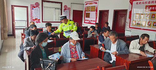 府谷县新民交警走进村委开展交通安全宣传.jpg