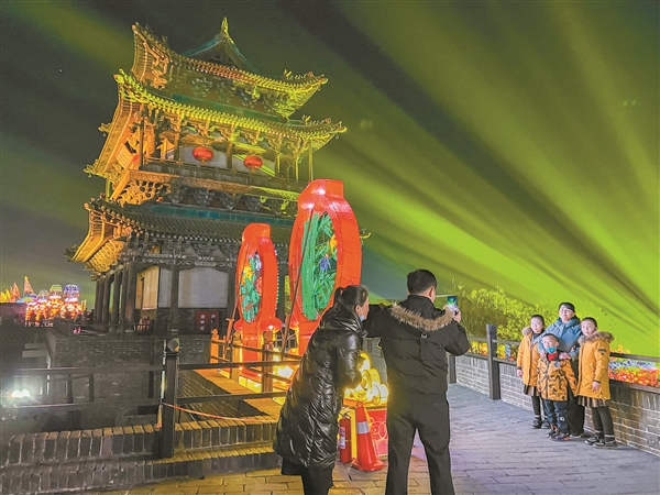 游客在平遥古城观看3D灯光秀