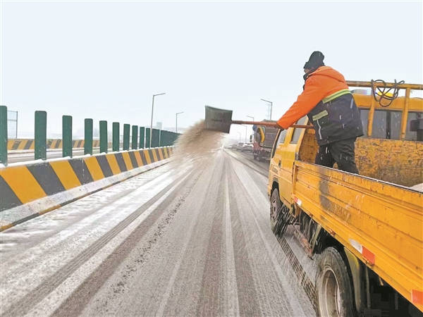 晋中公路分局 第一时间除冰雪 全力以赴保畅通