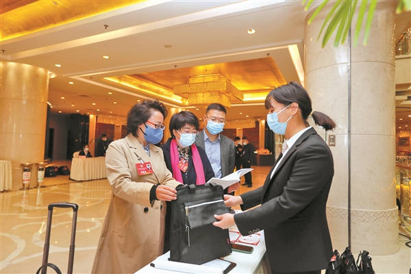 参加晋中市政协五届二次会议的政协委员们向大会报到