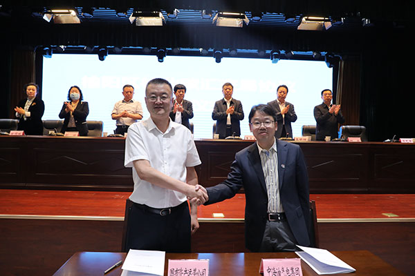 榆阳区与中海油电力投资有限公司签订交易合作协议.jpg