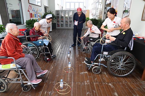 老年护理院里老人们做游戏.jpg