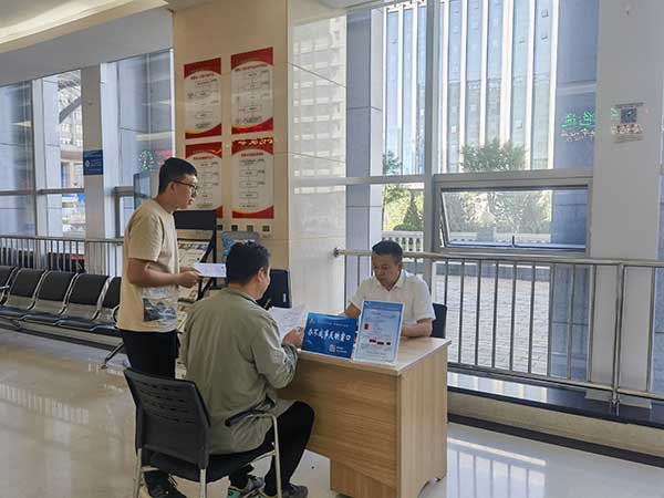 府谷县不动产登记服务中心副主任正在接待咨询人员.jpg