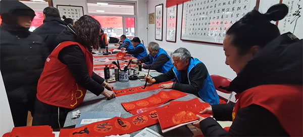 金龙迎春 丹青贺岁——榆林市老干部活动中心组织开展送春联年画活动