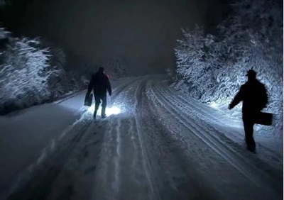 深夜营救！群众车辆山区受困 民警冒雪暖心救助