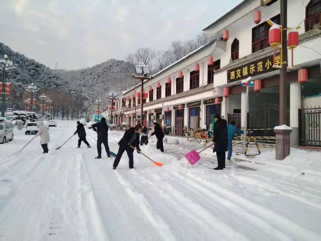 开学前的“劳动课”山西夏县泗交镇示范小学家长主动到校扫雪