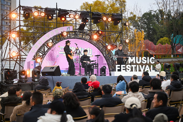 烟火润民心 老板凳音乐节马路边边音乐会温情开唱