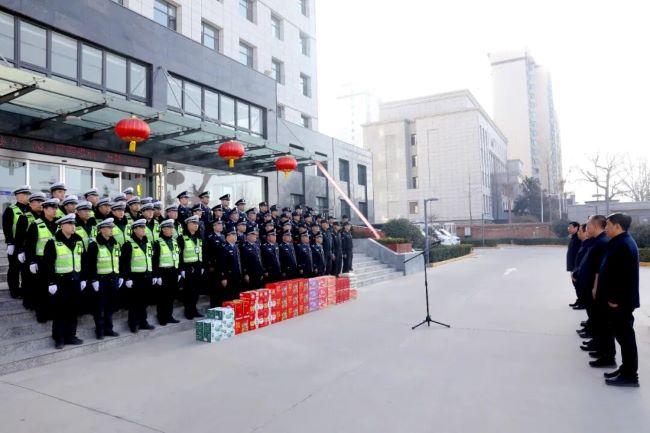 李雷一行深入县公安局开展春节前走访慰问