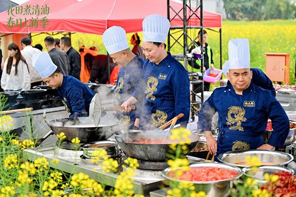广汉高坪菜花公园上演百人花田火锅宴，楠火锅创新解锁春日文旅新体验