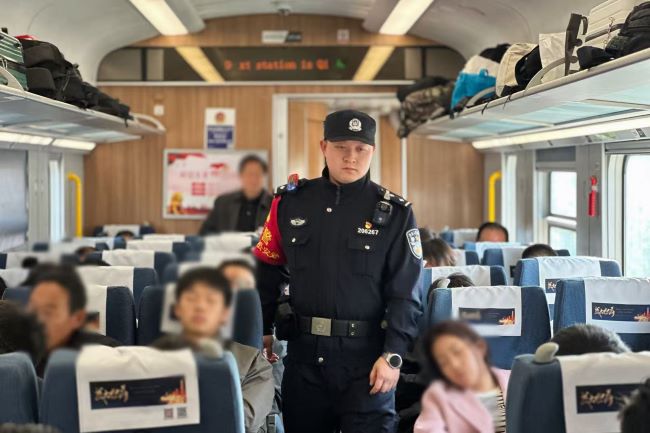 藏蓝守护伴旅途 履职尽责显担当——延铁乘警扎实做好列车值乘工作