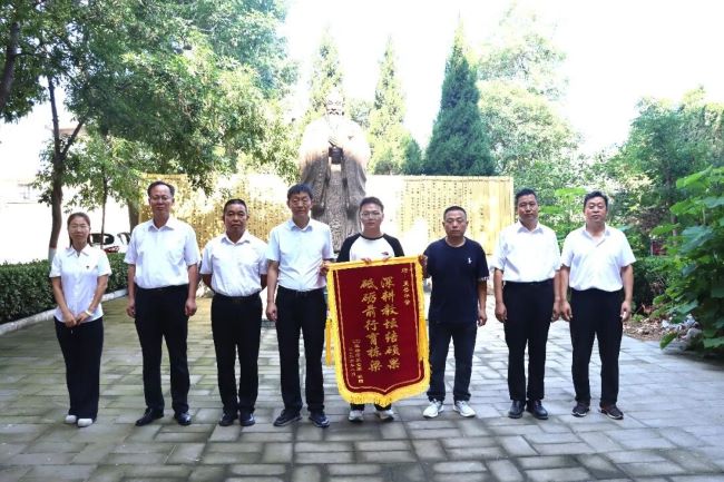 锦旗寄深情  师恩润桃李 || 山西夏县中学2026届高三毕业生及家长致谢