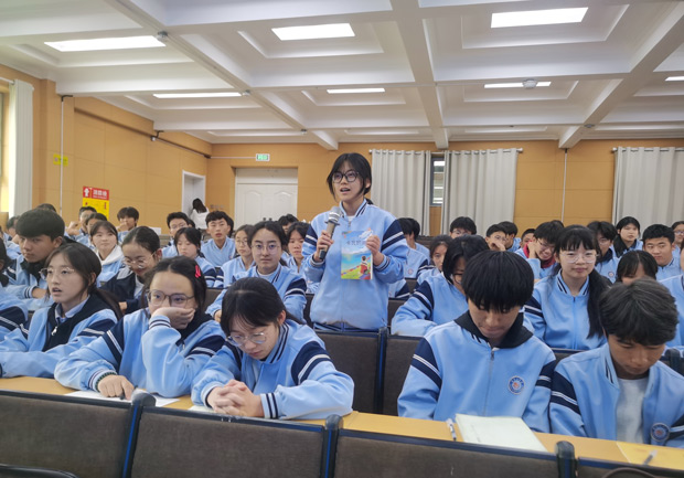 书香润进校园 文艺绽放光彩——黄南州文联开展作家图书分享暨公益赠书活动