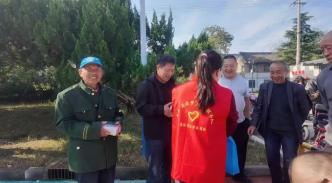重阳送法进乡村 法律服务暖民心
