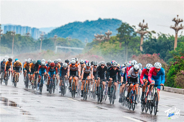 峰林为屏，环贵州—S4黔西南百香果赛段终点上演激烈大集团冲刺